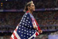 Americana bate próprio recorde e se torna bicampeã olímpica no atletismo
