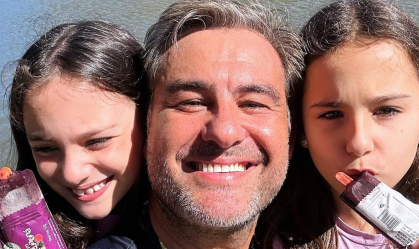 Thierry Figueira, galã dos anos 1990, mostra foto com as filhas gêmeas