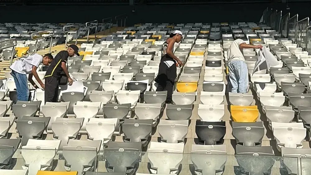 Torcida do Atlético-MG em prepração de mosaico para duelo com o San Lorenzo, na Arena MRV
