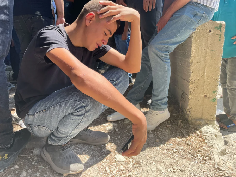 Um primo chora durante o enterro de Sedda na cidade de Jit, na Cisjordânia, em 16 de agosto de 2024 / CNN