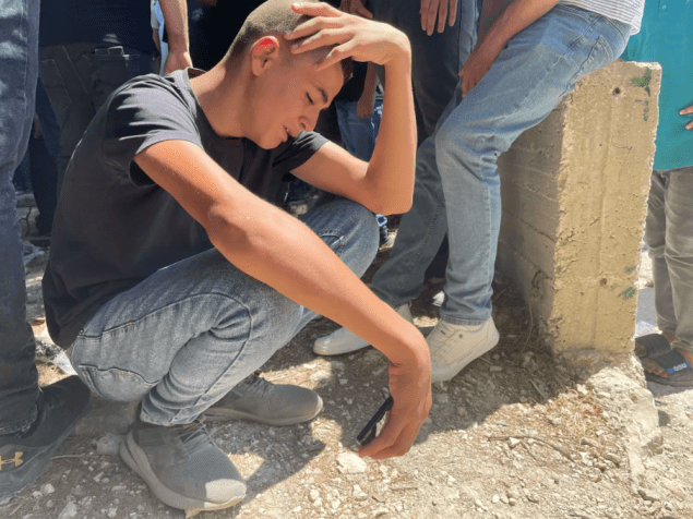 Um primo chora durante o enterro de Sedda na cidade de Jit, na Cisjordânia, em 16 de agosto de 2024 / CNN