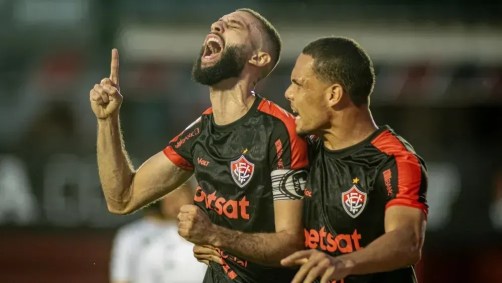 Wagner Leonardo comemora gol do Vitória sobre o Cuiabá