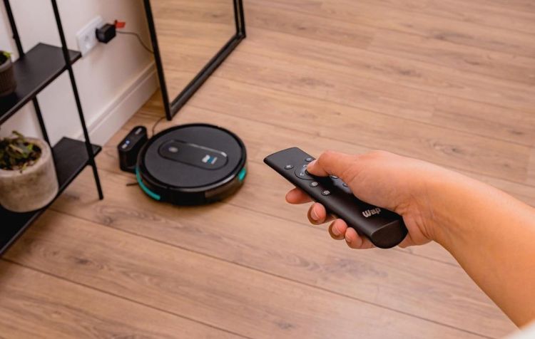 Controle usado no robô aspirador WAP W400. • Crédito: WAP.