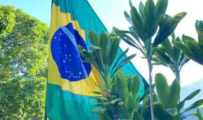 Bandeira do Brasil na embaixada argentina em Caracas