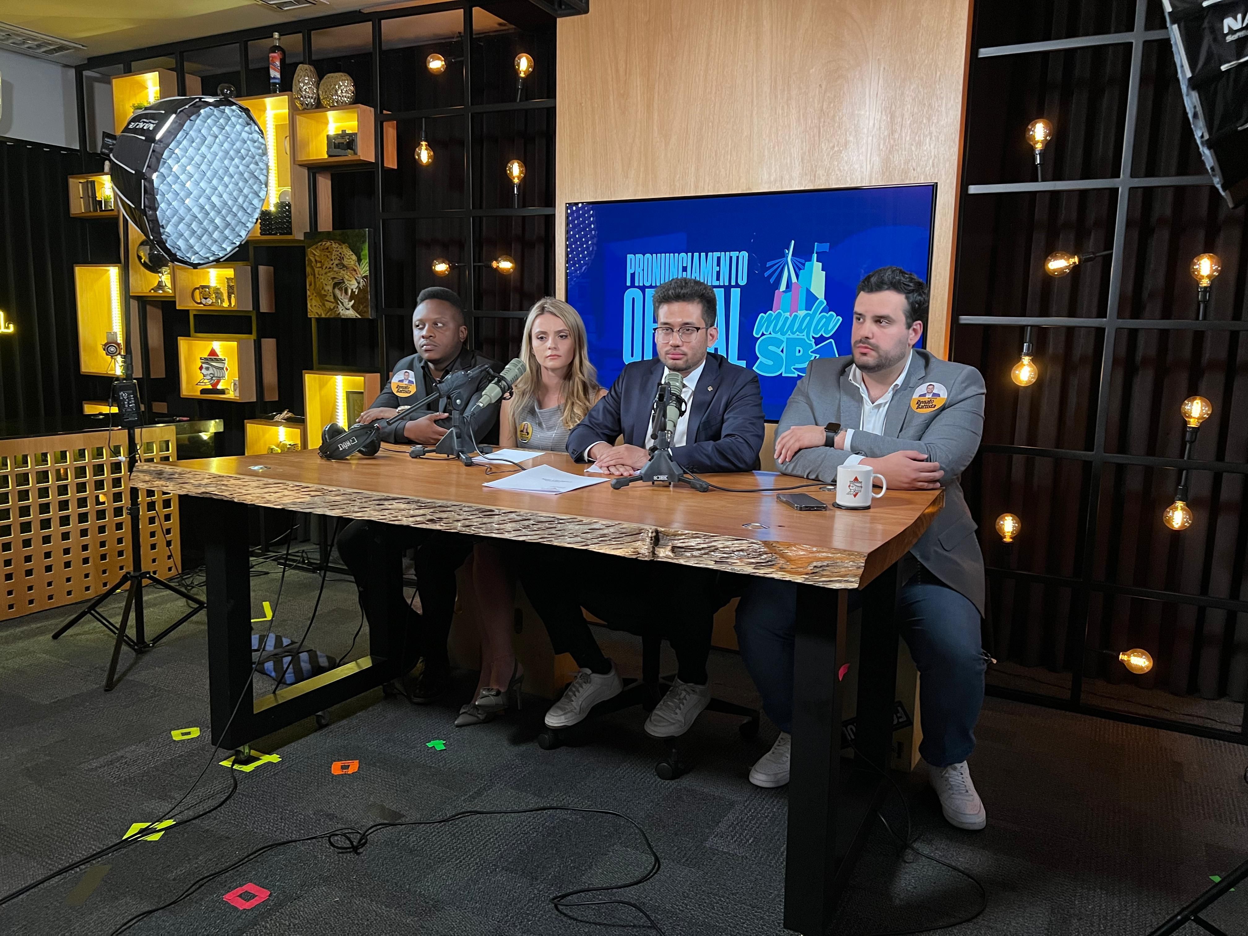 Kim Kataguiri (centro), ao lado do deputado estadual Guto Zacarias (à esquerda), e os candidatos a vereador Amanda Vettorazzo e Renato Battista (direita), membros do MBL / Guilherme Rajão/CNN