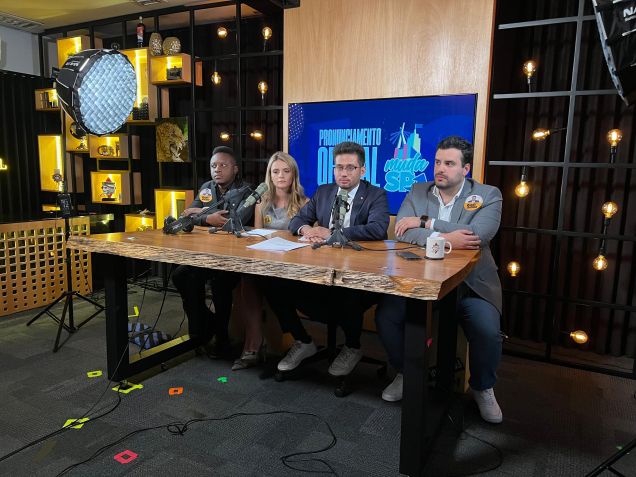 Kim Kataguiri (centro), ao lado do deputado estadual Guto Zacarias (à esquerda), e os candidatos a vereador Amanda Vettorazzo e Renato Battista (direita), membros do MBL / Guilherme Rajão/CNN