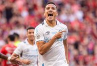Com reservas, Grêmio faz gol bizarro, vence o Athletico-PR e respira no Brasileiro