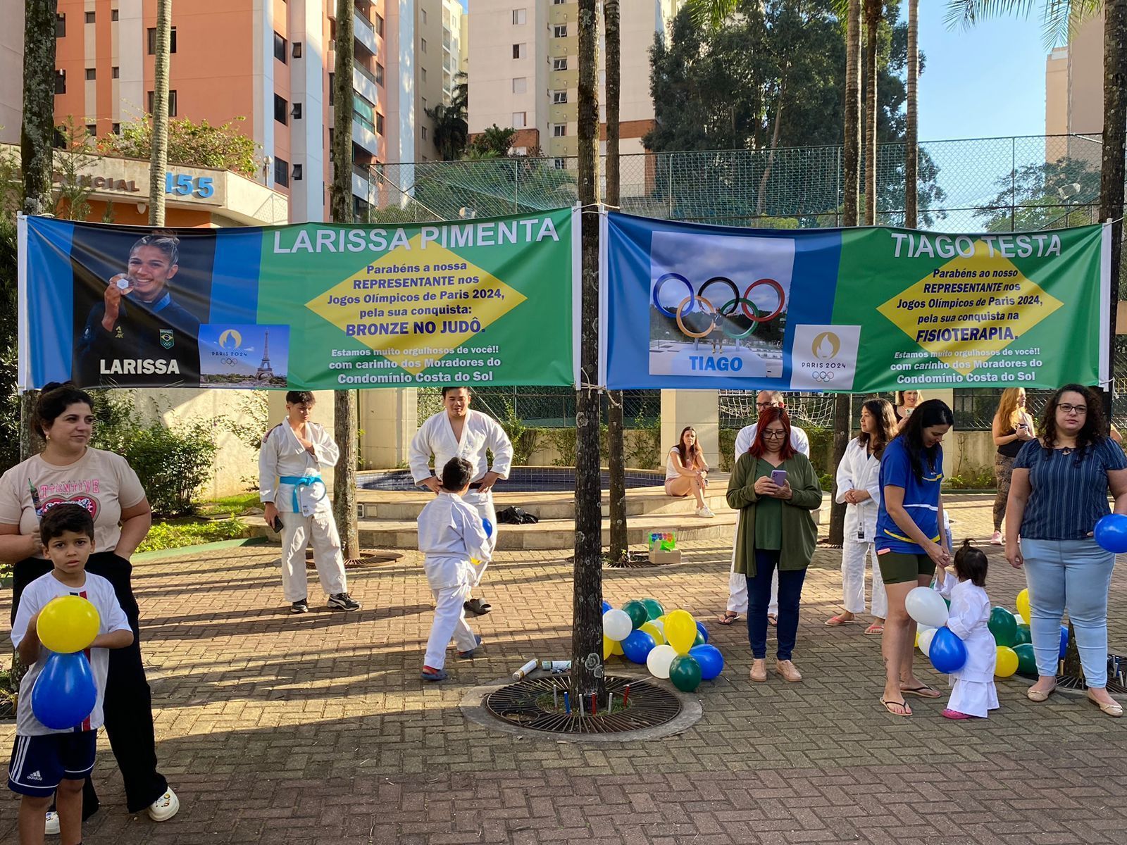 Medalhista olímpica e fisioterapeuta foram homenageados por vizinhos em São Paulo / Arquivo pessoal