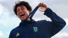 Akio com a medalha de bronze conquistada na final do skate park