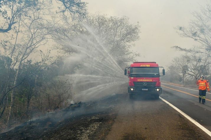 Bombeiros atuando na BR 262 em Miranda (MS) / Bruno Rezende/Secom MS
