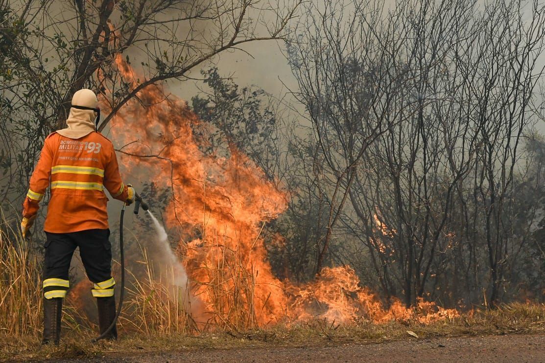 Bombeiro atuando na BR 262 em Miranda (MS)