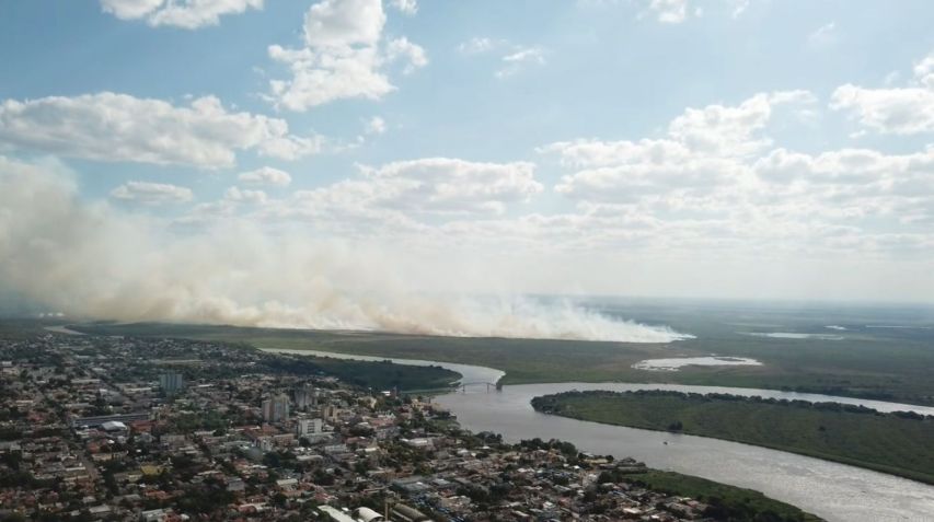 Fumaça registrada por drone no MS / Emmanuel Cavasana e Laura Sigarini/Arquivo Pessoal