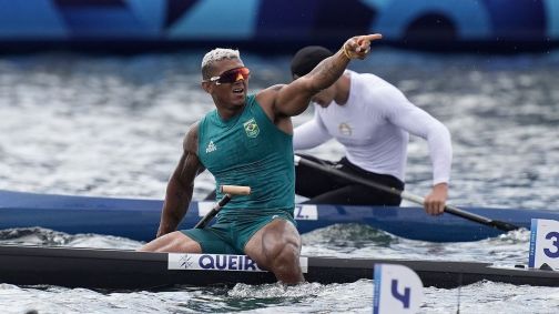 Isaquias Queiroz comemora a prata na Olimpíada de Paris