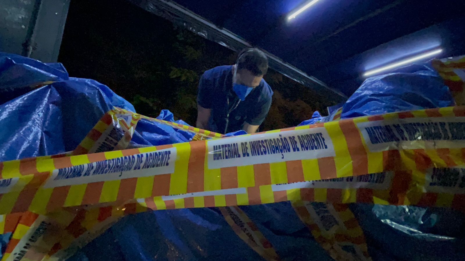 Agentes recolhem motores do avião da Voepass
