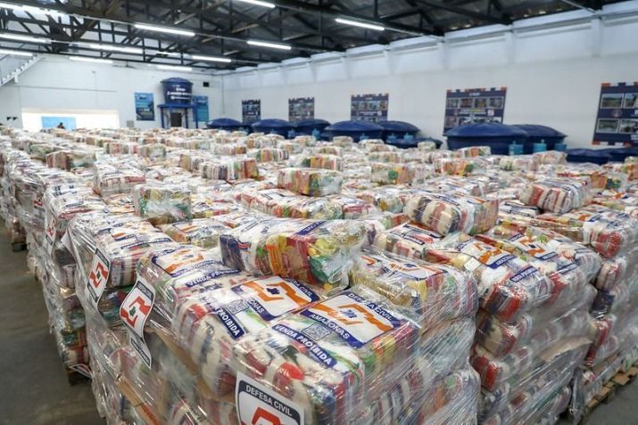 Distribuição de alimentos para cidades afetadas pela seca no Amazonas / Governo do AM