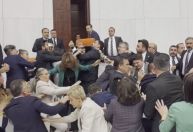 Vídeo: briga entre parlamentares interrompe sessão plenária na Turquia