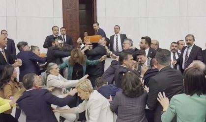 Vídeo: briga entre parlamentares interrompe sessão plenária na Turquia