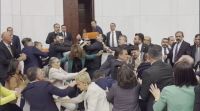 Vídeo: briga entre parlamentares interrompe sessão plenária na Turquia