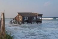 Vídeo: casa desaba no mar após tempestade Ernesto causar alta da maré nos EUA