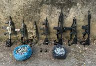 PM apreende 10 fuzis de guerra e prende 12 criminosos no Rio de Janeiro
