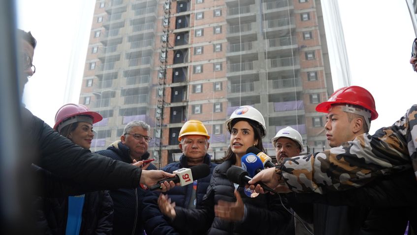 Durante a visita, Tabata Amaral (PSB), falou com a imprensa • Rafael Jannuzzi/Divulgação