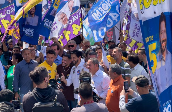 Ricardo Nunes (MDB) durante caminhada pelo comércio de Guaianazes • Divulgação
