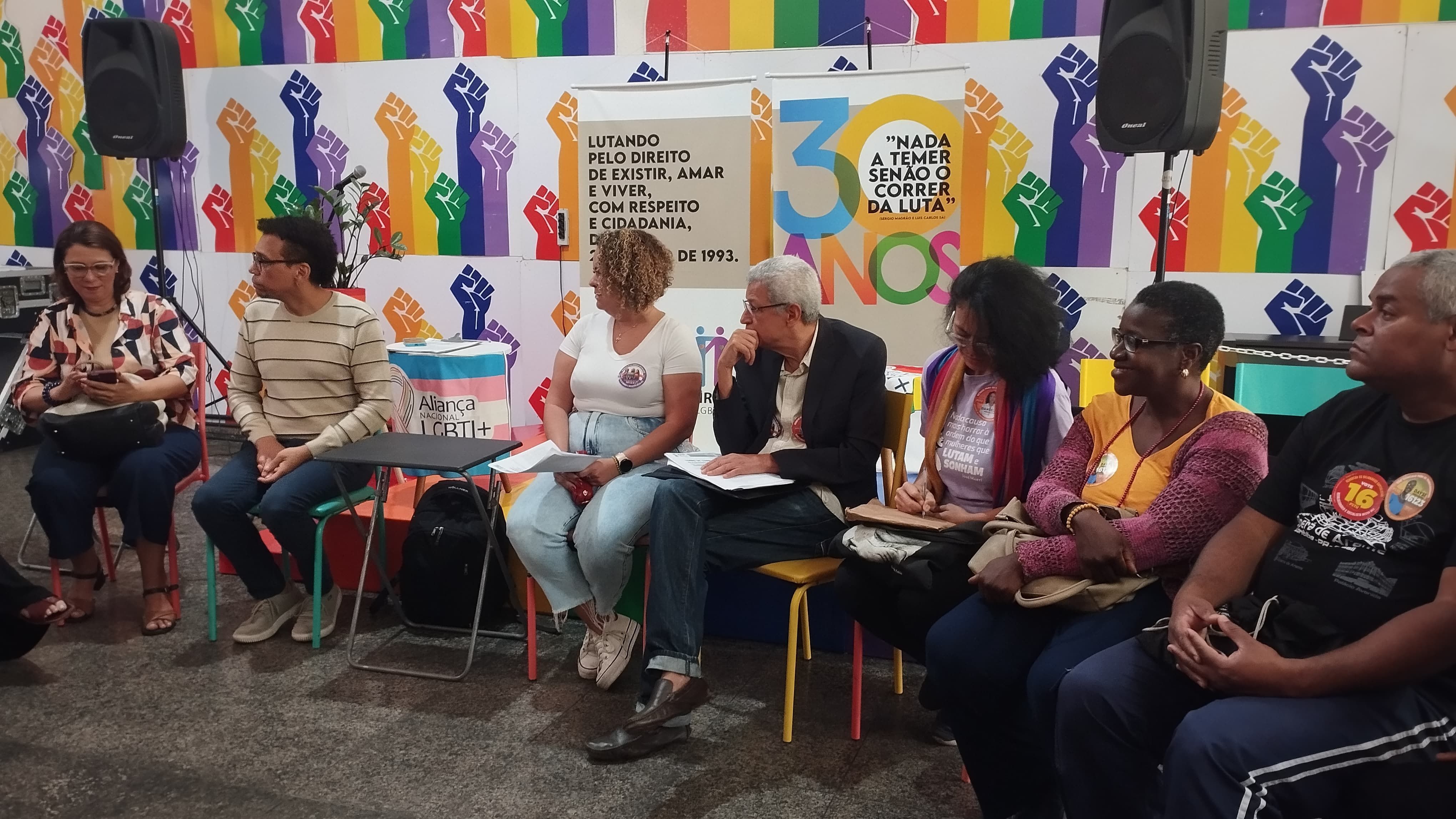 Cyro Garcia (PSTU) na sede do grupo arco-íris • Divulgação