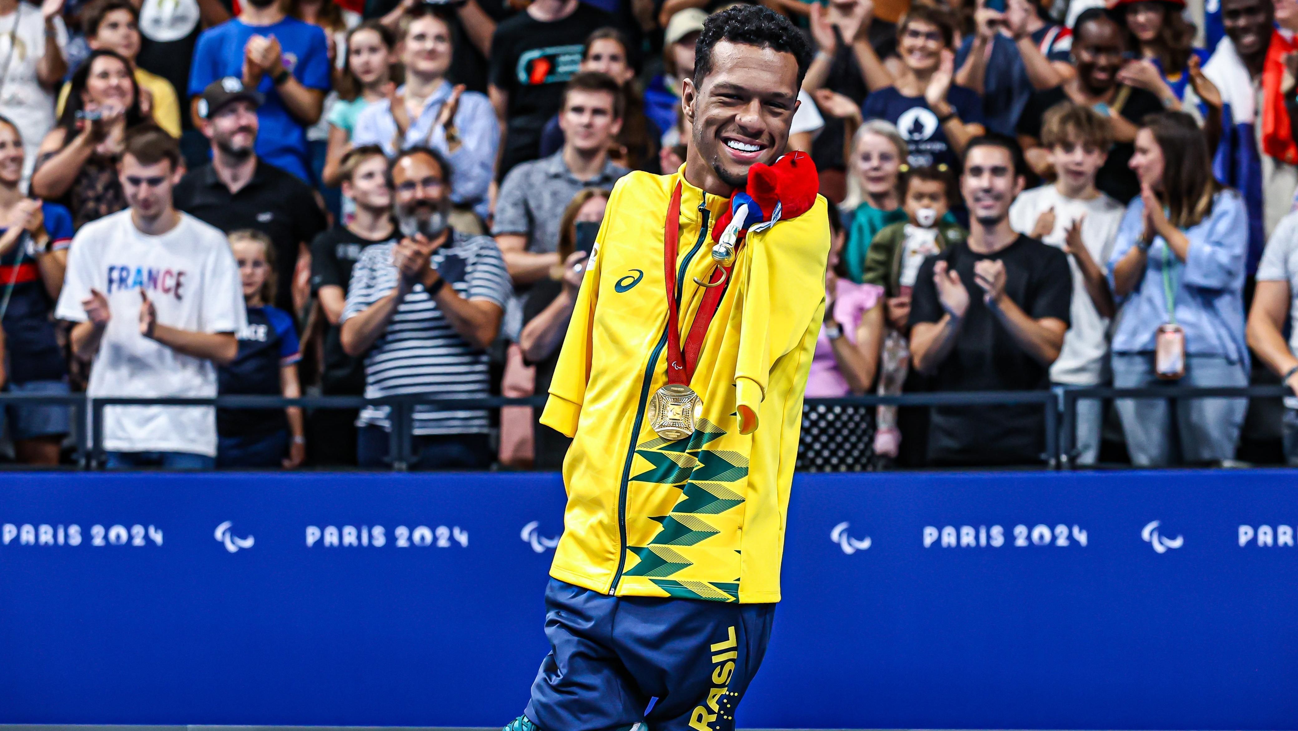 Gabriel Araújo conquistou a primeira medalha de ouro do Brasil na Paralimpíada de Paris