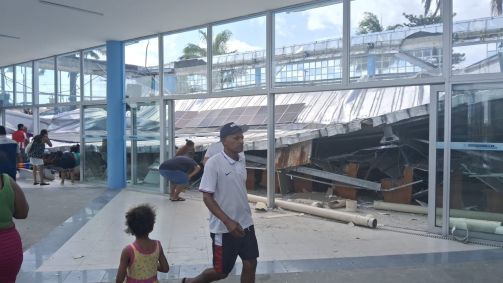 Teto de igreja desaba no Recife