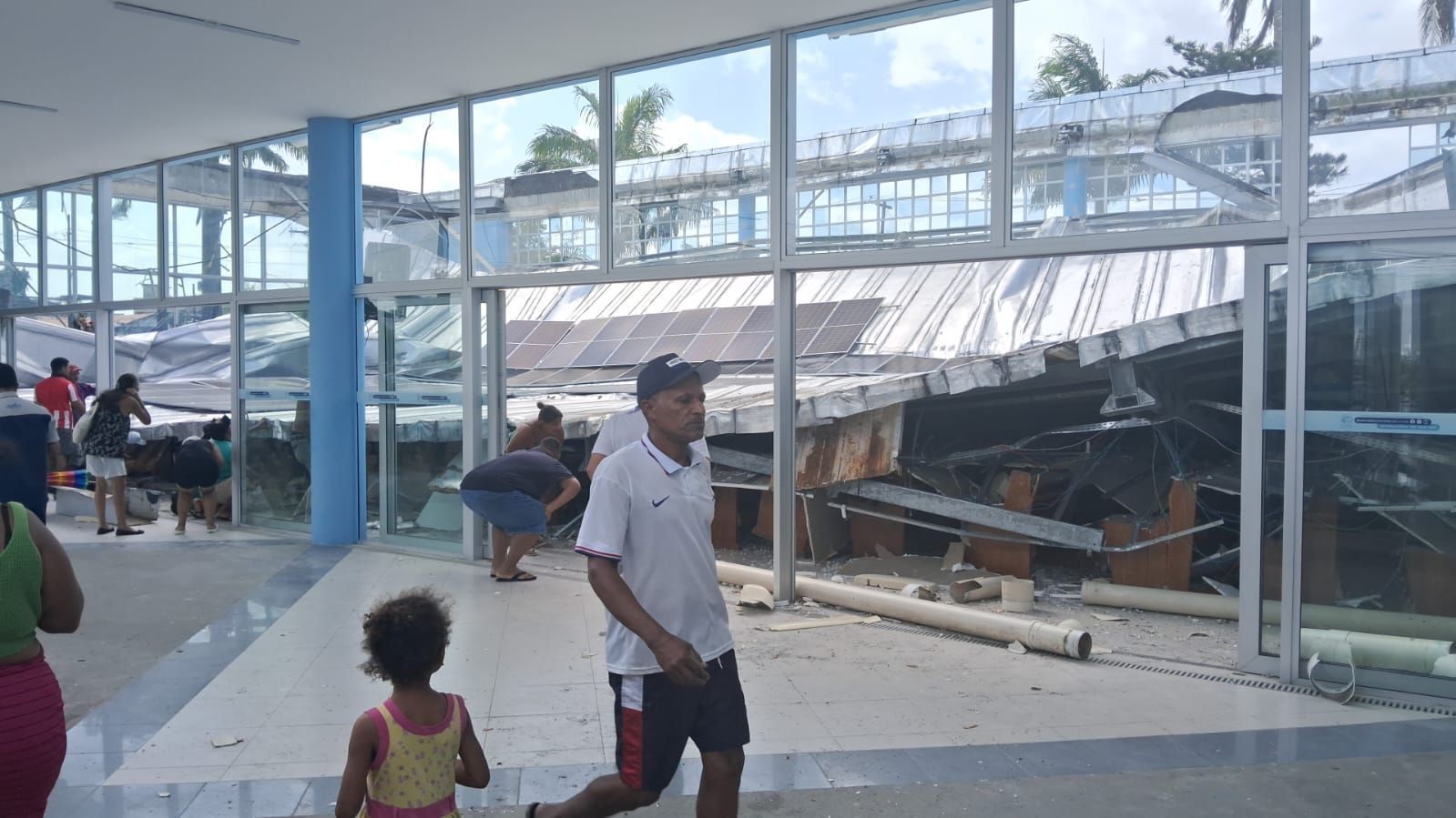 Parte do telhado do Santuário Arquidiocesano de Nossa Senhora da Conceição, no Recife, desabou