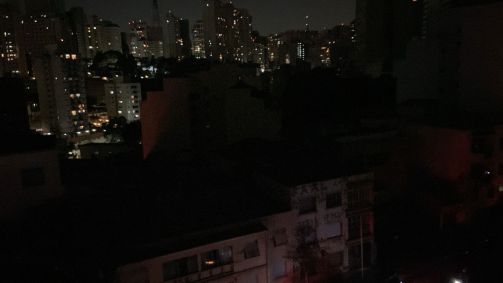 São Paulo anoitece com apagão em alguns bairros