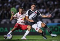 Vasco sofre gol no fim, empata com Bragantino e acumula jogos sem vencer no Brasileiro