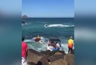 Lancha com 11 pessoas a bordo bate nas pedras em praia do Rio; veja