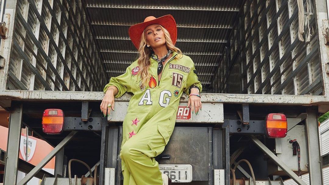 Adriane Galisteu segue como apresentadora do reality show A Fazenda, da Record TV
