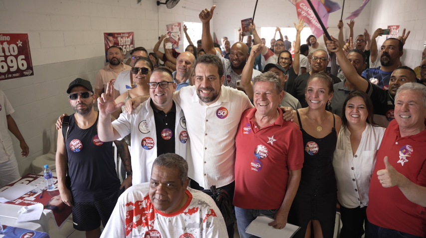 O candidato Guilherme Boulos (PSOL) durante agenda de campanha neste sábado (31) • Divulgação/Campanha Guilherme Boulos