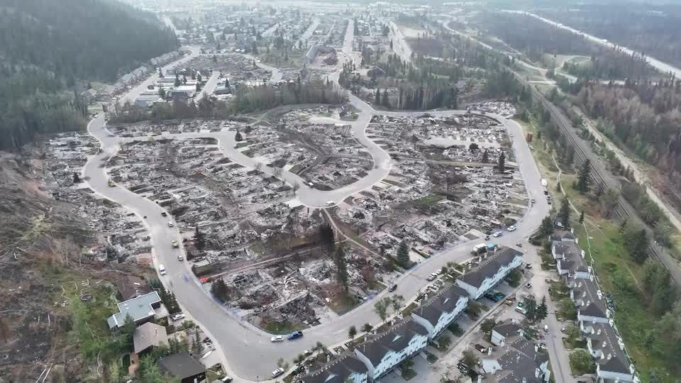 Clima extremo em partes do Canadá causa grandes inundações e apagões ...