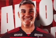 Flamengo anuncia contratação do volante argentino Carlos Alcaraz