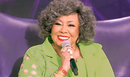 Alcione faz visita surpresa a fã e conhece coleção com itens de sua carreira