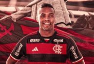 Flamengo anuncia a contratação do lateral-esquerdo Alex Sandro