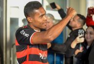 Alex Sandro chega ao Rio de Janeiro, revela número da camisa e elogia Filipe Luís