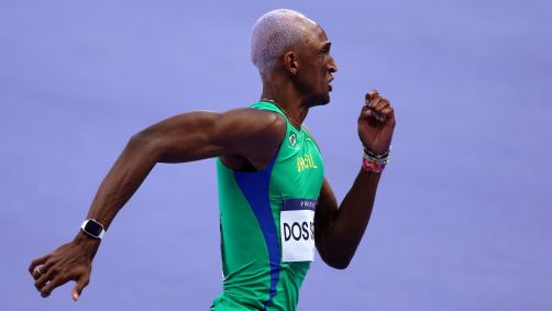 Alison dos Santos em prova dos 400m com barreiras