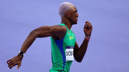 Alison dos Santos em prova dos 400m com barreiras