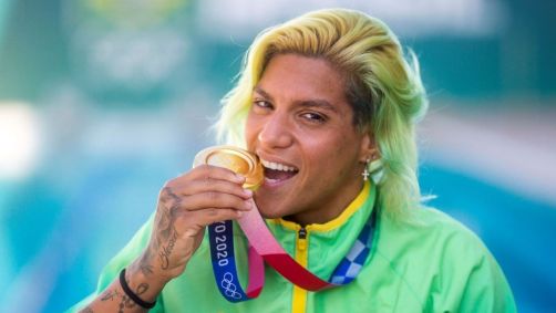 Ana Marcela Cunha com a medalha de ouro conquistada em Tóquio