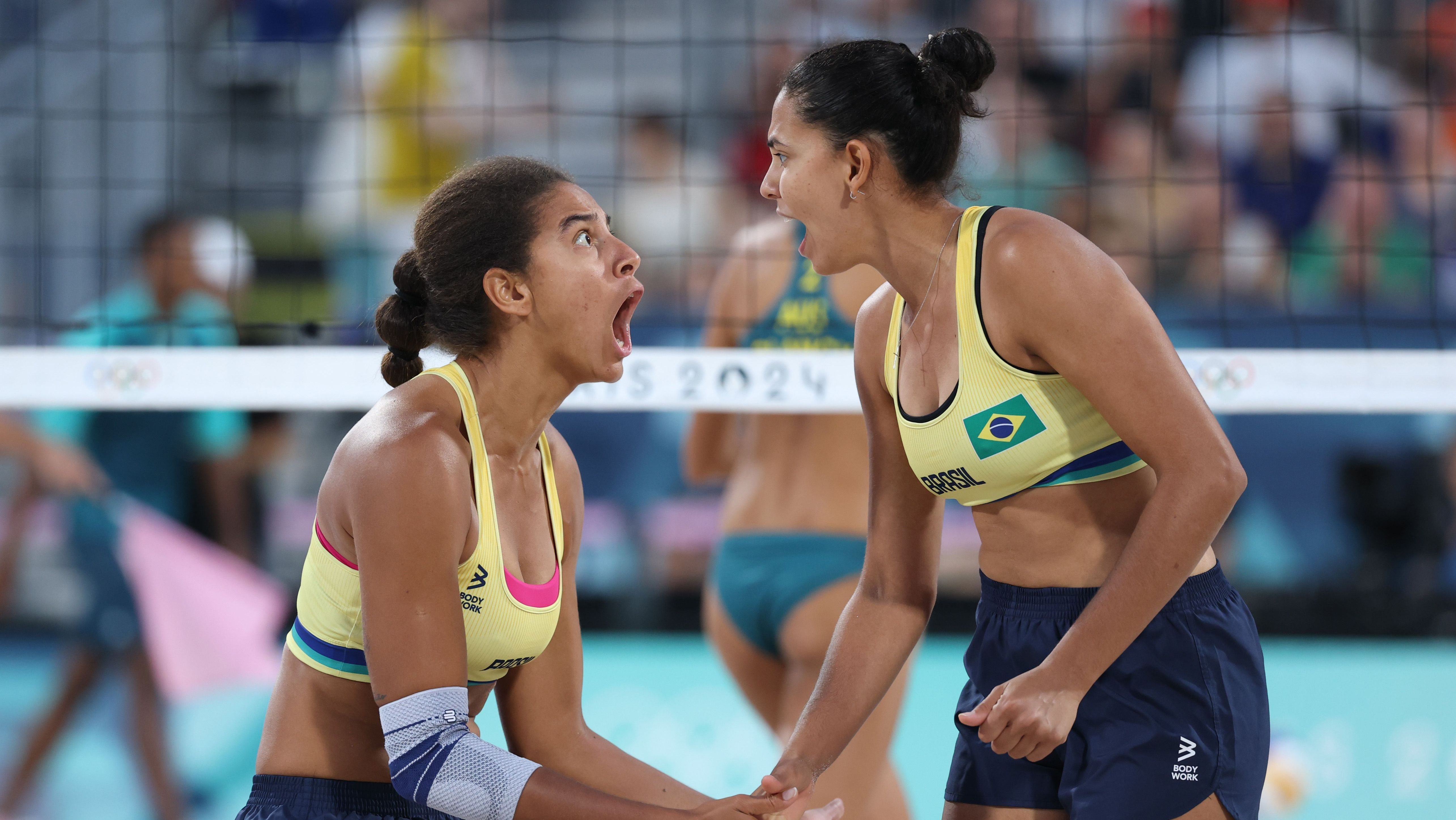 Ana Patrícia e Duda comemoram ponto durante semifinal do vôlei de praia em Paris 2024
