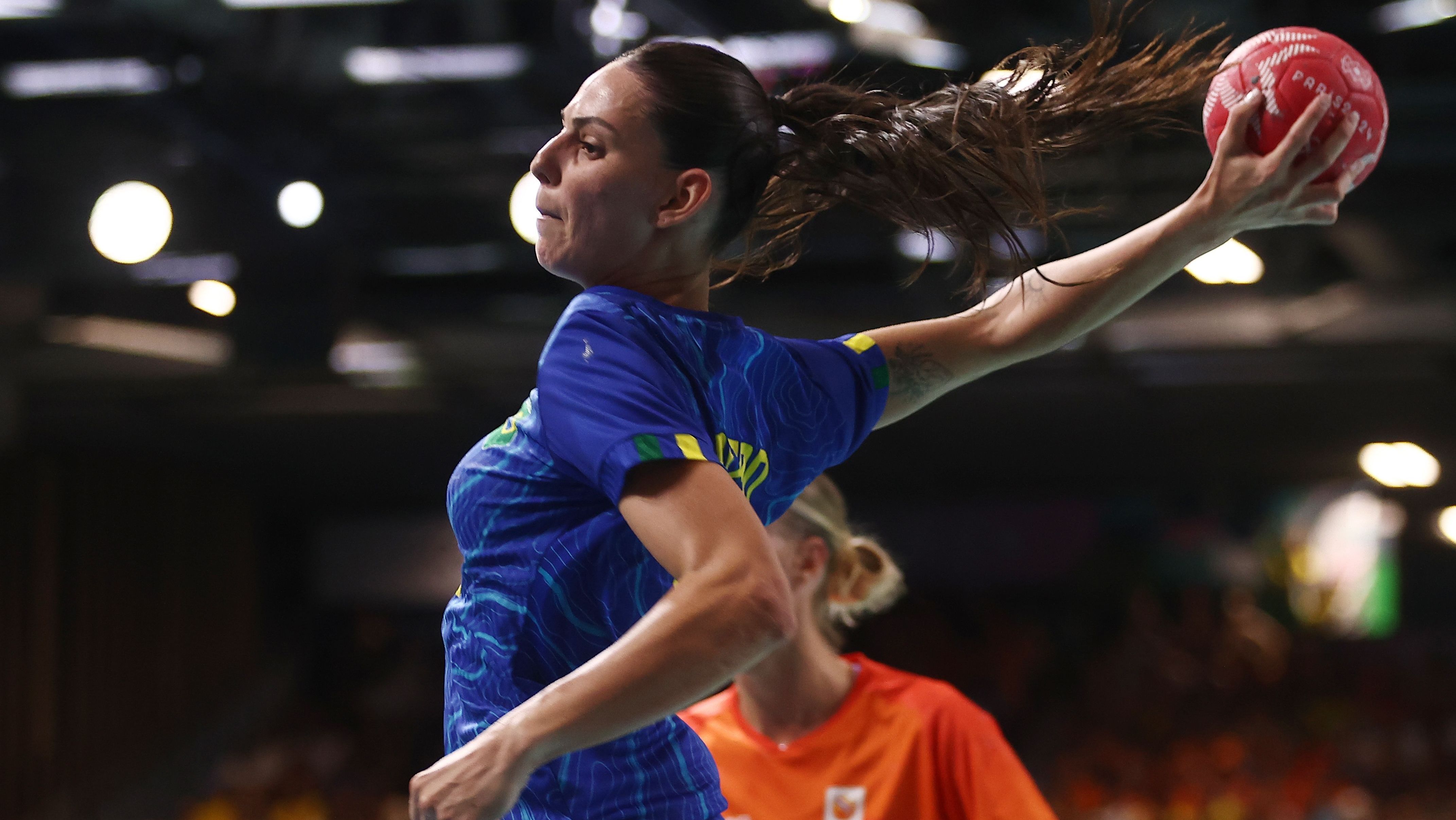 Ana Claudia em jogo do Brasil no handebol olímpico