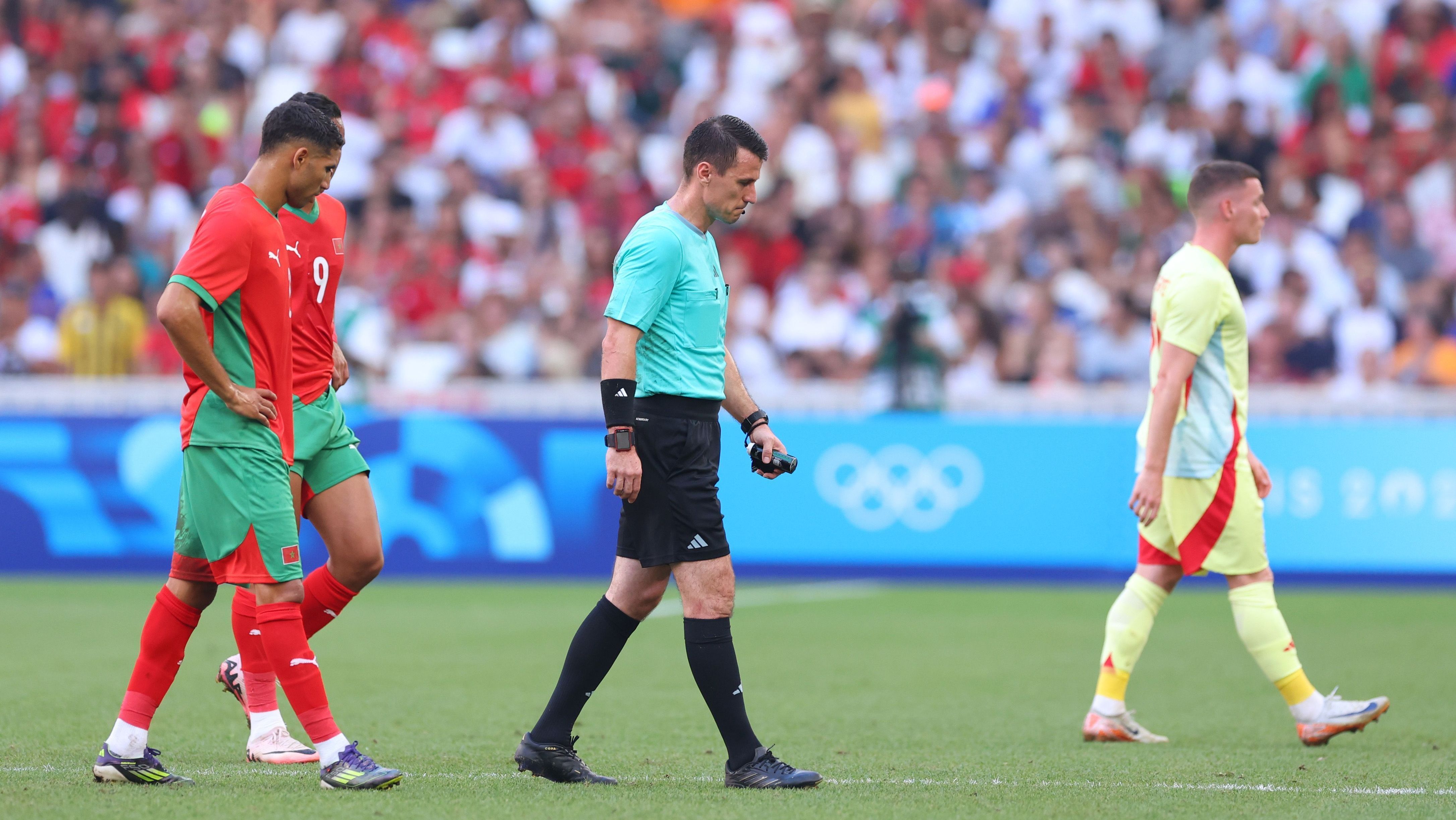 Árbitro se lesiona e é substituído em semifinal do futebol olímpico