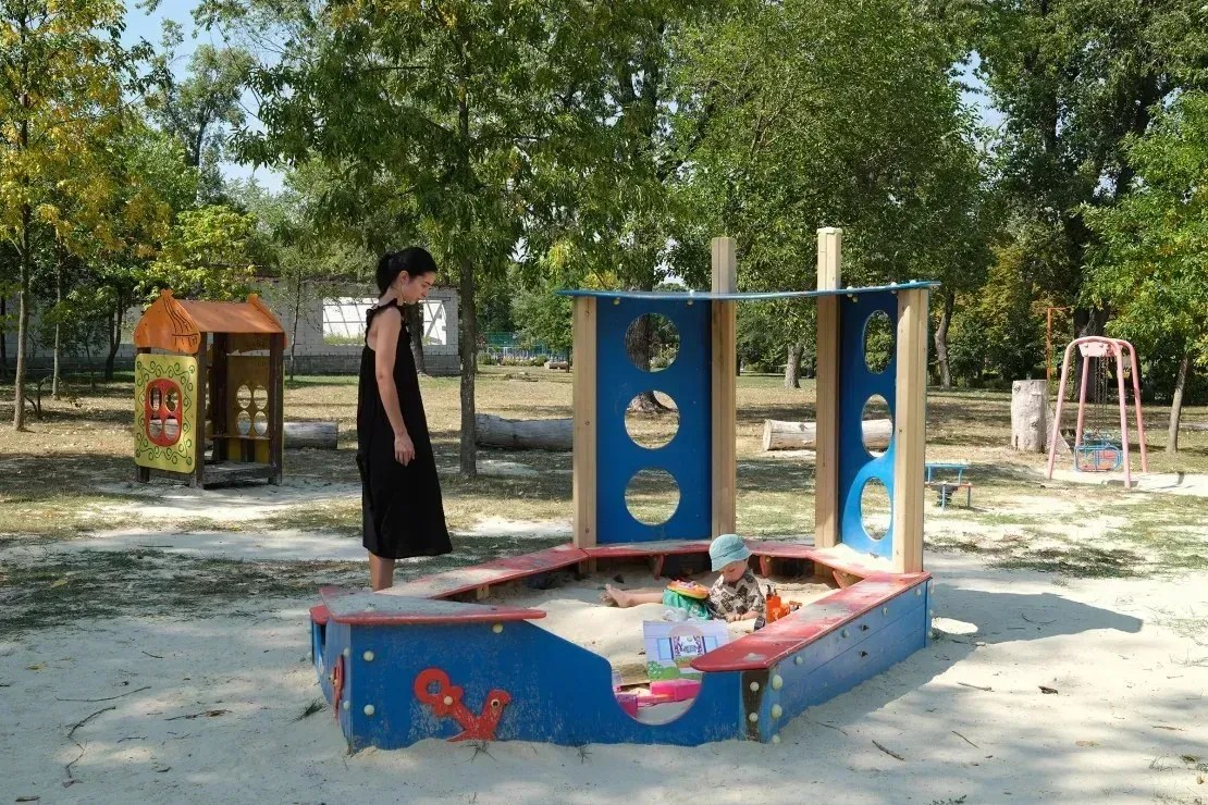 Arina e seu filho David passam um tempo em um playground em Pokrovsk no sábado, 24 de agosto • Ivana Kottasová/CNN