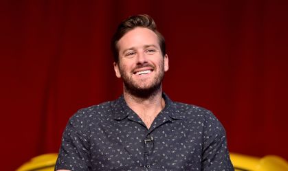 Armie Hammer ironiza polêmica sobre canibalismo: "Meio que gosto agora"