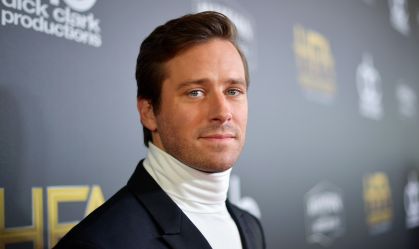 Armie Hammer diz que mordeu coração de animal vivo: "Rito de passagem"