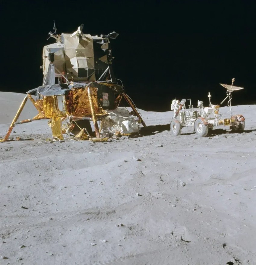 A missão Apollo 16 pousa na região das Terras Altas de Descartes, perto do equador lunar, em abril de 1972. • Nasa